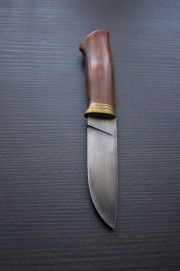 Güzel ahşap saplı bir av bıçağı.