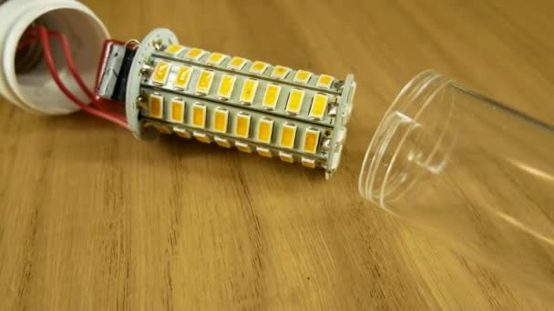 Lampe de maïs à diode LED avec base E27 non assemblée . — Video