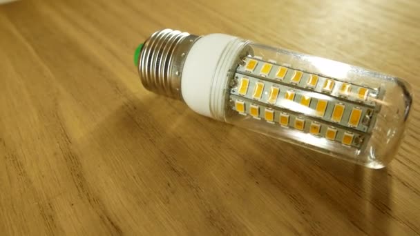 E27 tabanlı LED mısır lambası. — Stok video