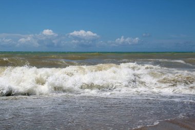 Sahilde dalgalar. Büyük bir fırtına değil..