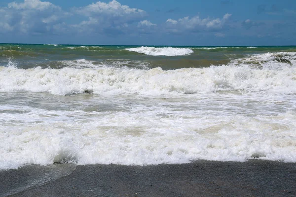 Onde sulla spiaggia. Non una grande tempesta . — Foto Stock