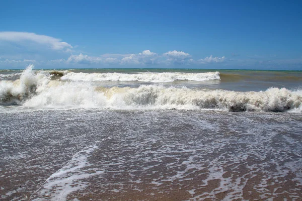Vlny na pláži. Žádná velká bouře.. — Stock fotografie
