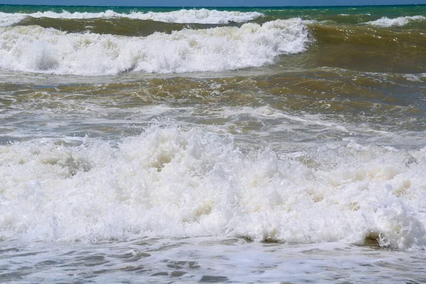 Onde sulla spiaggia. Non una grande tempesta . — Foto Stock