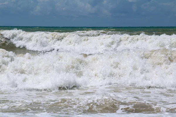 海滩上的波浪。不是一场大风暴. — 图库照片
