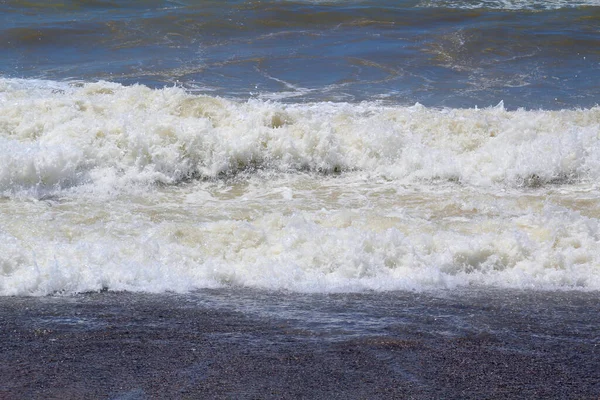 Vlny na pláži. Žádná velká bouře.. — Stock fotografie