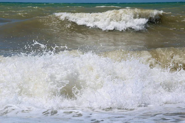 Onde sulla spiaggia. Non una grande tempesta . — Foto Stock