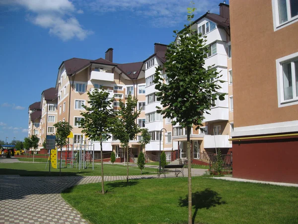 Yeni yerleşim yerinin yaz caddeleri