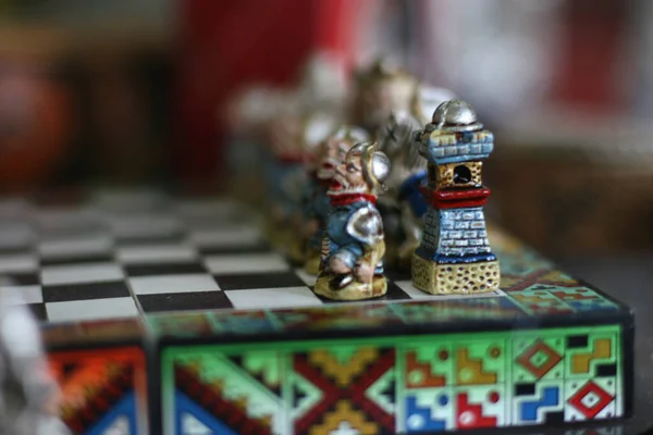 Satranç tahtasında ilginç satranç taşları