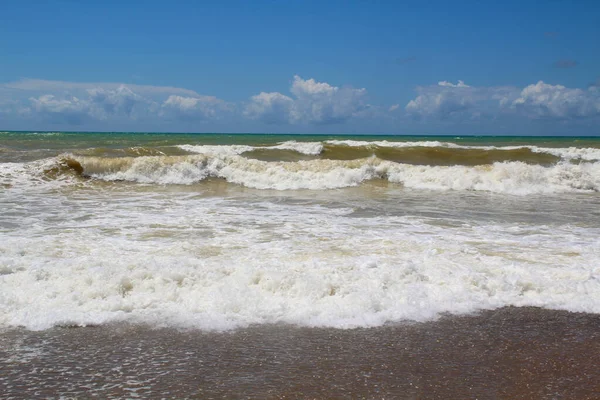 Schiuma di mare nella sabbia dopo una grande onda e surf — Foto Stock