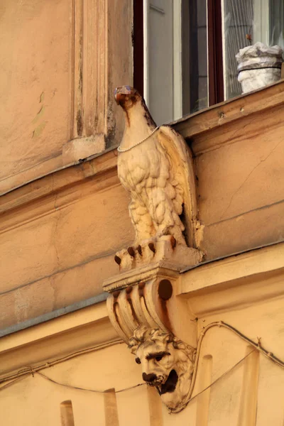 Gözlüklü ve kolyeli bir kartal heykeli.