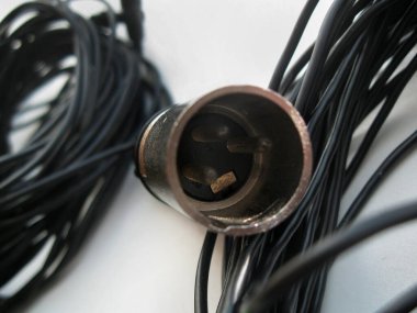 Küçük siyah kablo mikrofonunda XLR konnektörü