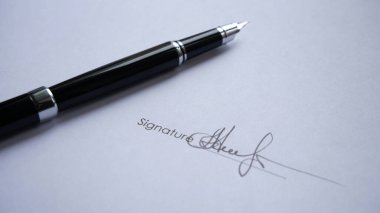 Mürekkep kalemle önemli bir belgede yakışıklı bir adam imzası