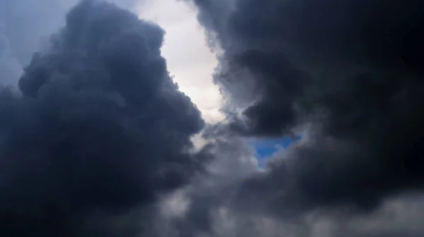 Nuvens de tempestade ultrapassaram o céu azul antes da chuva — Fotografia de Stock