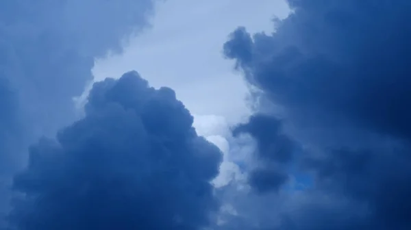 Fırtına bulutları yağmurdan önce mavi gökyüzünü kapladı