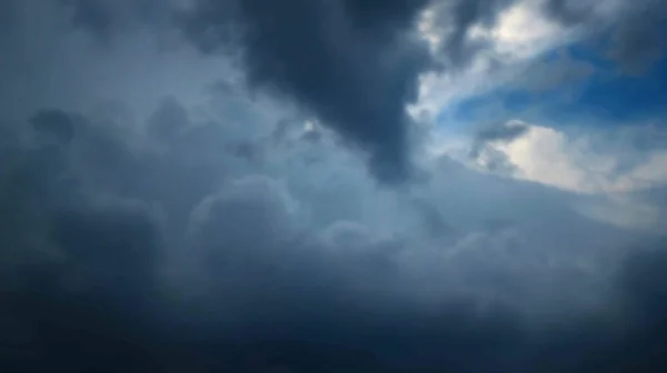 Nuvens de tempestade ultrapassaram o céu azul antes da chuva — Fotografia de Stock