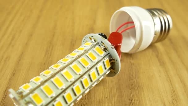 Prise E27 sur la lampe LED. Condensateurs et carte à souder sont visibles . — Video