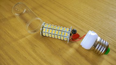 Parçalanmış LED lamba. Plastik koruyucu camlı mısıra benzer..