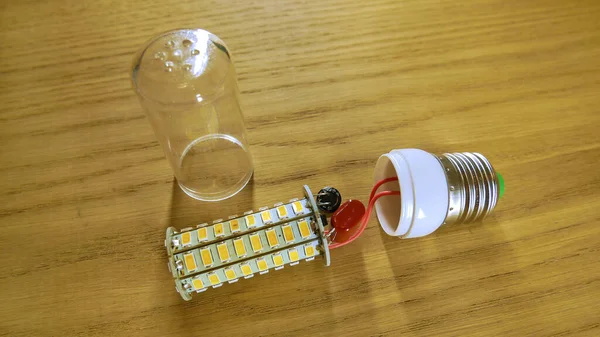 Parçalanmış LED lamba. Plastik koruyucu camlı mısıra benzer..