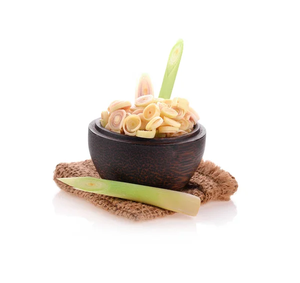 Beyaz arka planda ahşap kasede limon otu