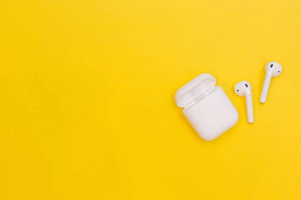 Moscou Rússia Novembro 2019 Airpods Sem Fio Branco Fones Ouvido Fotos De Bancos De Imagens Sem Royalties