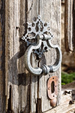 Aldaba antigua de metal