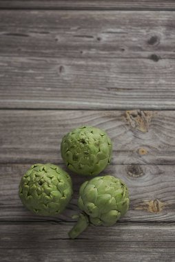 Ahşap arka planda enginar hayatı