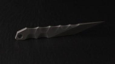 Dönen tahta masada Japon kiridashi bıçağından özel el yapımı.