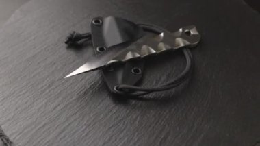 Dönen tahta masada Japon kiridashi bıçağından özel el yapımı.