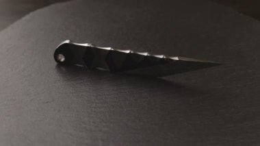 Dönen tahta masada Japon kiridashi bıçağından özel el yapımı.