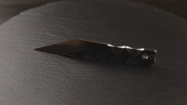 Couteau kiridashi japonais fabriqué à la main sur la table de plateau tournant en ardoise — Video