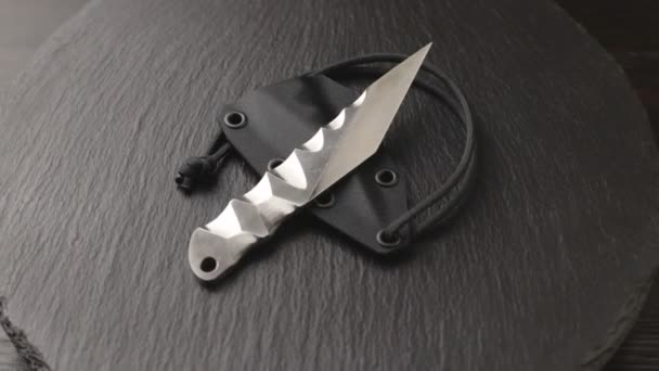 Anpassad handgjord japansk kiridashi kniv på svarvning skiffer bord — Stockvideo