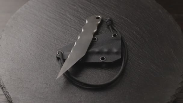 Coltello kiridashi giapponese artigianale personalizzato sul tavolo in ardesia girevole — Video Stock