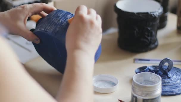 Femme artiste vernis peint bleu décoré seau fait main avec un pinceau — Video