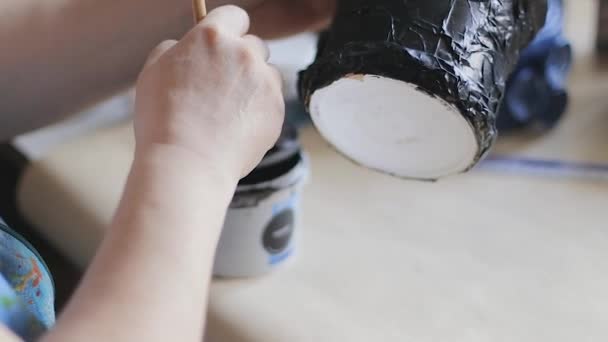 Weiblicher Künstler Lack schwarz bemalt dekoriert handgefertigten Eimer mit einem Pinsel und Lack — Stockvideo