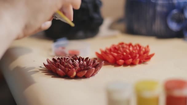 Kadın sanatçı boyalı fındık kabuklarıyla dekoratif çiçek tasarımı yapıyor. — Stok video