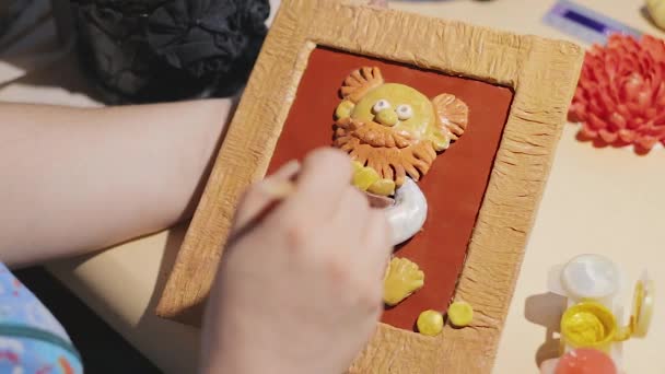 Γυναίκα καλλιτέχνης καθαρίζει το χειροποίητο ζωγραφική πριν από τη διαδικασία βερνικιού — Αρχείο Βίντεο