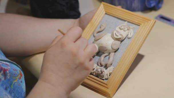 여자 미술가가 바니시를 만들기 전에 손으로 만든 페인트를 닦고 있다 — 비디오