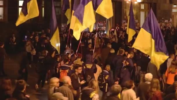 Kiev, Ucrania 14 oct 2019. Activistas nacionalistas, partidarios de Ucrania protestan por el Protocolo de Minsk y la Fórmula Steinmeier — Vídeo de stock