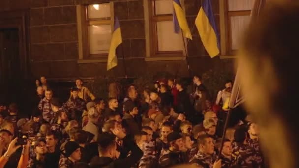 Kyiv, ukraine 14 okt 2019. nationalistische aktivisten, anhänger ukrainischer proteste gegen minsker protokoll und steinmeierformel — Stockvideo