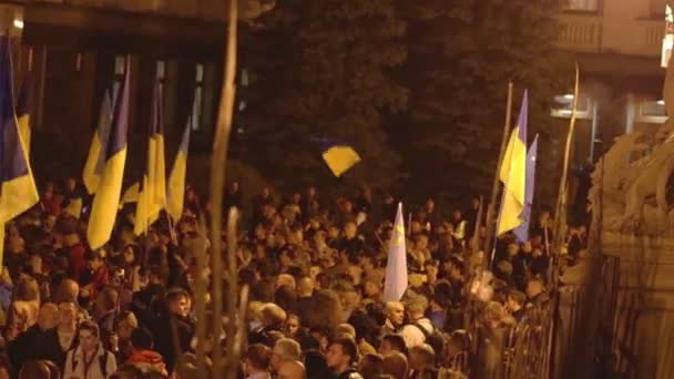 Kyiv, ukraine 14 okt 2019. nationalistische aktivisten, anhänger ukrainischer proteste gegen minsker protokoll und steinmeierformel — Stockvideo