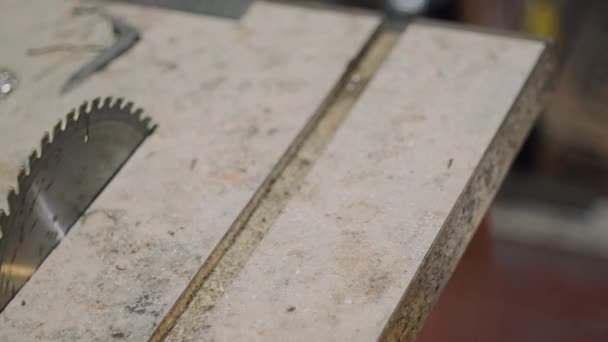 Затискання текстолітової направляючої дошки до столу пилки — стокове відео