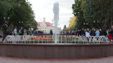 Chernihiv, Ukrayna 22 numara 2019. Akşamın erken saatlerinde kasabanın ana park sokağında dans eden bir çeşme.