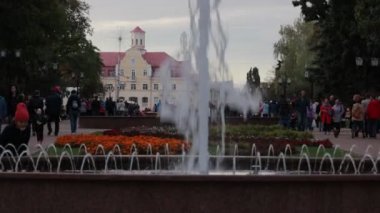 Chernihiv, Ukrayna 22 numara 2019. Akşamın erken saatlerinde kasabanın ana park sokağında dans eden bir çeşme.