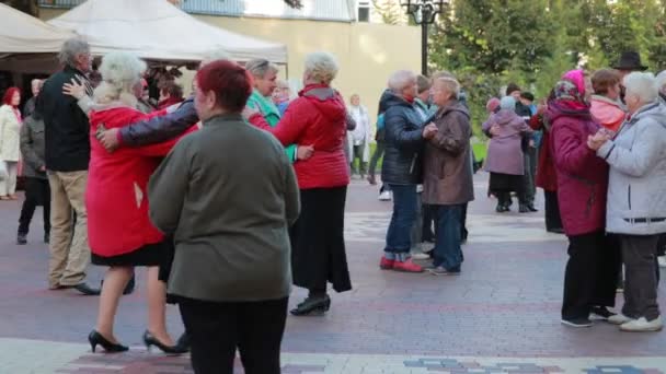 Csernyik, Ukrajna 22 spt 2019. A nyugdíjasok jól érzik magukat a parkban, régi zenére táncolnak, amit jazz zenekarral játszanak. — Stock videók