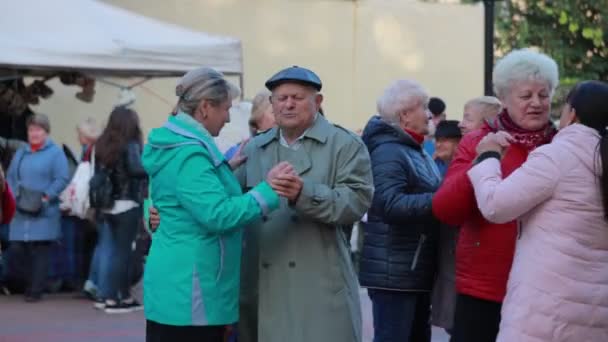 Чернигов, Украина 22 сентября 2019 года. Пенсионеры хорошо проводят время, танцуя в парке под старую музыку, играющую с джазовым оркестром — стоковое видео
