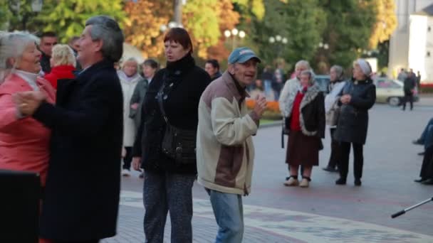 Чернігів, Україна 22 вересня 2019. Старий із задоволенням танцює на пенсії в парку. — стокове відео