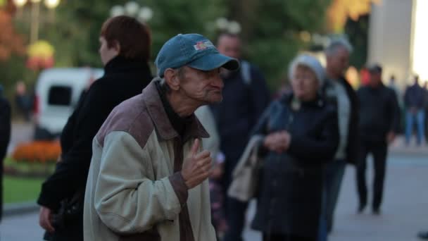 Chernihiv, Ukrayna 22 numara 2019. Yaşlı adam parkta emekli dans partisinin tadını çıkarıyor. — Stok video