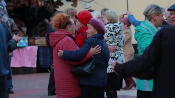 Csernyik, Ukrajna 22 spt 2019. Két nyugdíjas nő jól érzi magát a parkban táncolni a régi zenére a parkban. — Stock videók