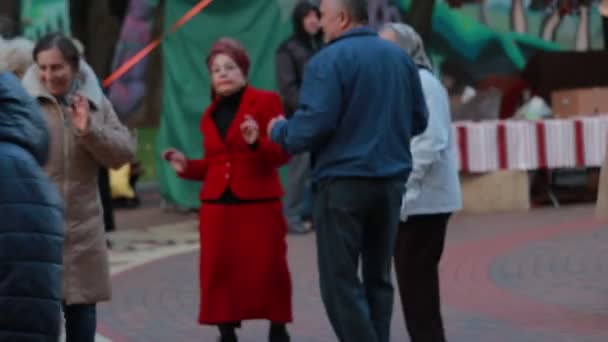 Csernyik, Ukrajna 22 spt 2019. Az öregasszony élvezi a nyugdíjas táncmulatságot a parkban. — Stock videók