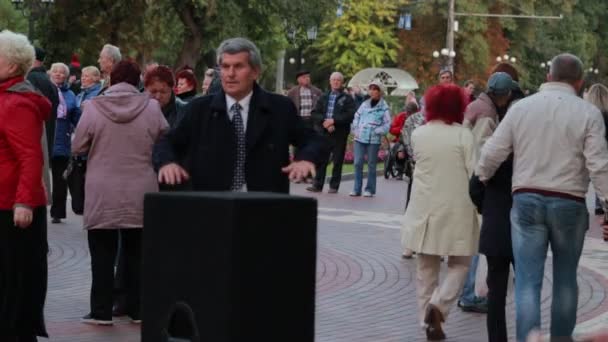 Chernihiv, ukraine 22 spt 2019. reifer Mann genießt die Rentnertanzparty im Park — Stockvideo